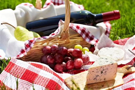 Romantic picnic basket stock photo. Image of cheese, alcohol - 29400772