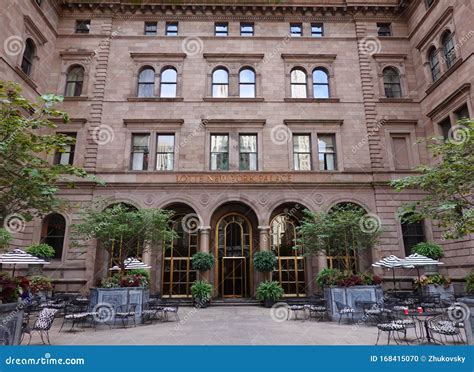 Lotte New York Palace Hotel in Midtown Manhattan Editorial Image - Image of entrance, corporate ...