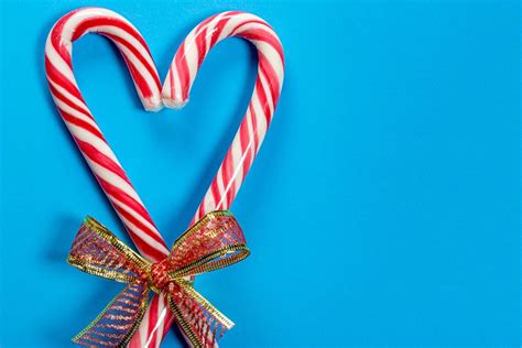 Christmas candy canes heart shaped on blue background - Creative Commons Bilder