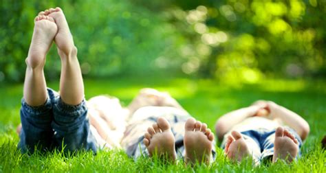 Should Kids Be Barefoot in the Summer? - Learning Liftoff