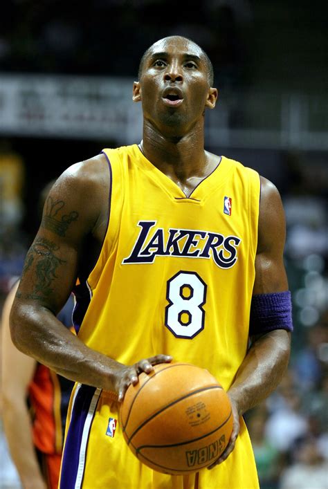 Astro do basquete Kobe Bryant morre em acidente de helicóptero aos 41 anos | Mundo | Valor Econômico