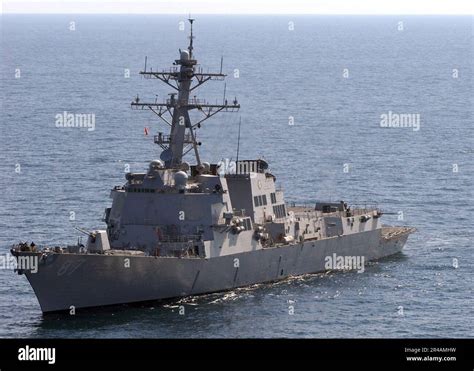 US Navy The guided missile destroyer USS Mason (DDG 87) underway in the Persian Gulf Stock Photo ...