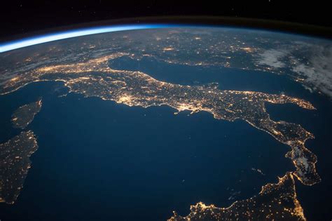 What is the Earth Overview Effect that Inspires Astronauts? | Sloww