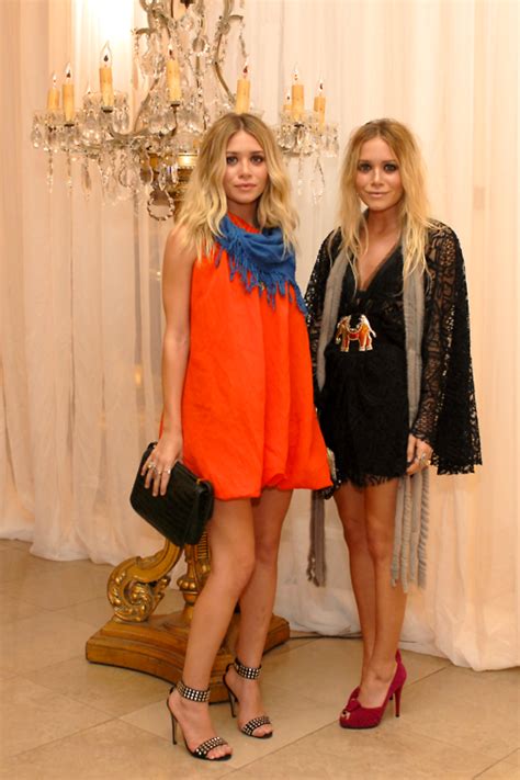 Olsen's looking fab. Orange and blue | Celebrity outfits, Olsen twins style, Fashion