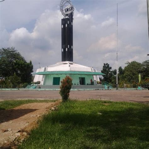 Tugu Khatulistiwa - Monument / Landmark