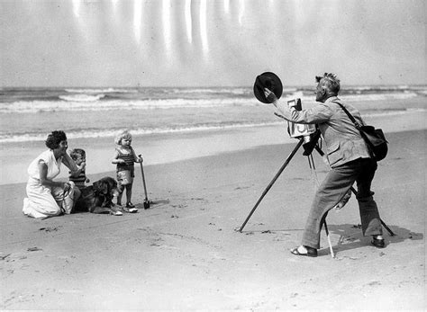 #TBT: 11 Vintage Photos of Vintage Photographers and Old-Time Cameras