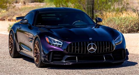 Deep Purple Mercedes-AMG GT R Pro chargé de carbone semble presque ...