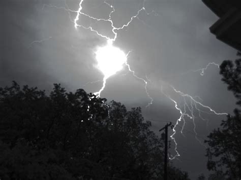 A New Explanation for One of the Strangest Occurrences in Nature—Ball Lightning - Nautilus ...