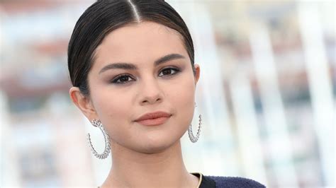 Das perfekte Silvester-Make-up? Braune Smokey Eyes à la Selena Gomez