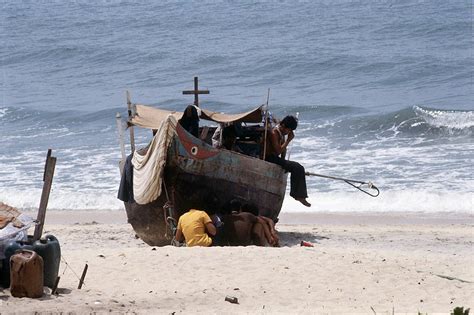 30 Incredible Photographs That Capture Brutal Life of Vietnamese Boat ...