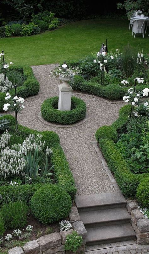 The 25+ best Boxwood garden ideas on Pinterest | Formal gardens, Boxwood landscaping and Formal ...