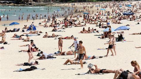 Coronavirus: Police take action on Bondi Beach crowds - BBC News