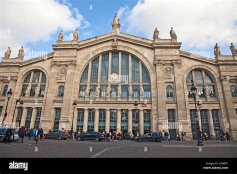 La gare du Nord, gare de Paris-Nord, gare, dans le centre de Paris. Les voyageurs allant et ...