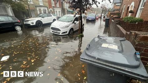 Bedford schools, roads and museums closed due to flooding - BBC News