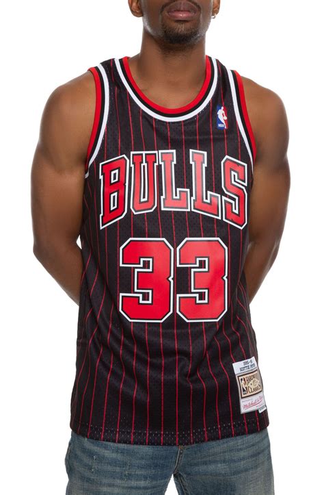 MITCHELL AND NESS Chicago Bulls Scottie Pippen Swingman Jersey ...