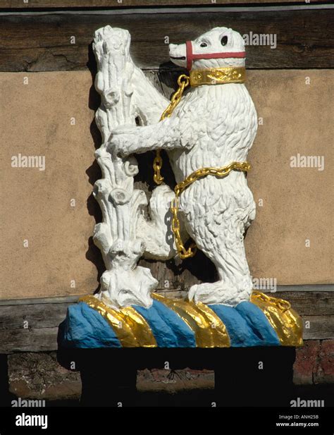 Bear and Ragged Staff Emblem of Warwickshire County Stock Photo: 2871898 - Alamy