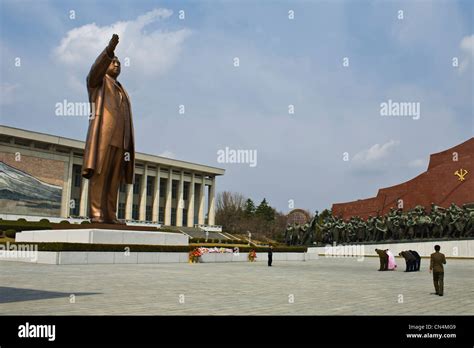 North Korea, Pyongyang, Mansudae monument, North Koreans paying respect ...