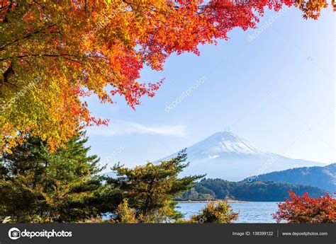 Lake Kawaguchi and Mount Fuji in Autumn — Stock Photo © leungchopan ...