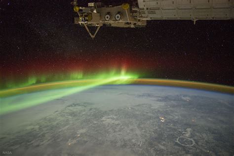 9 - SCIENCE: Aurora and Manicouagan Crater from the Space Station - Astronomy picture of the day ...