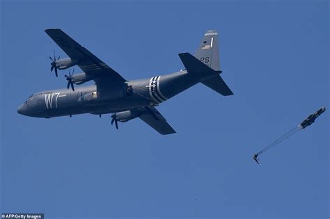 US paratroopers put on a spectacular display preparing for D-Day - Hot ...