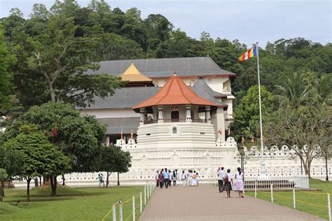 The Temple of the Tooth Relic at Kandy Sri Lanka | Well Known Places