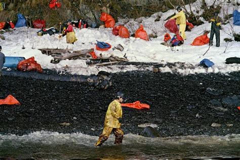 The Exxon Valdez Oil Spill In 33 Devastating Photos