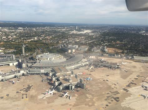 Herbstferien beginnen: Corona Test am Flughafen Düsseldorf steigen - Essen-Süd