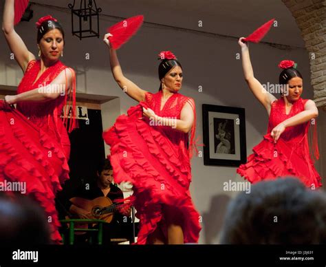 Dancing to flamenco music in Cordoba, Spain Stock Photo - Alamy