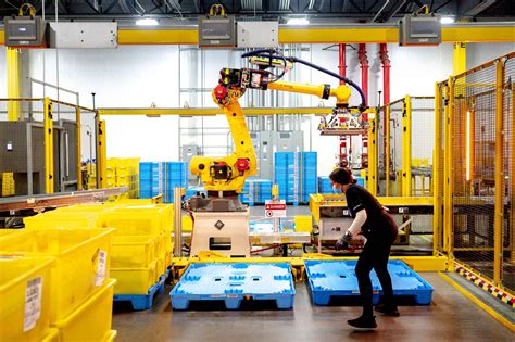 Amazon warehouse robots are getting closer to replacing human hands - Vox