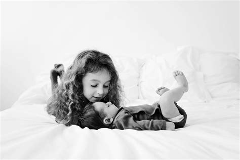 6 tips for photographing newborns with siblings | Photo naissance, Photographie, Photographe bebe