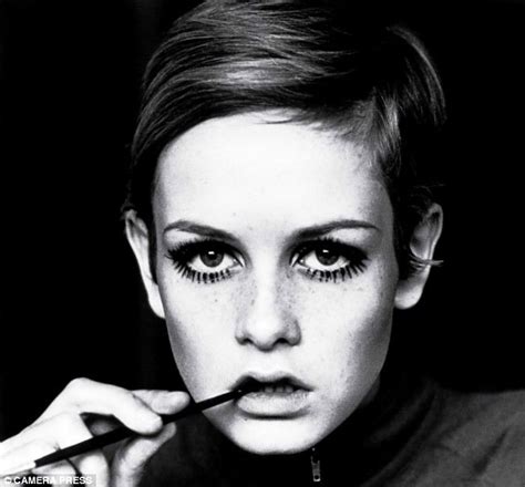 Twiggy, 60s English model | Twiggy hair, Twiggy haircut, Twiggy fashion