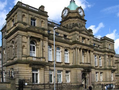 Burnley - Town Hall © Dave Bevis cc-by-sa/2.0 :: Geograph Britain and Ireland