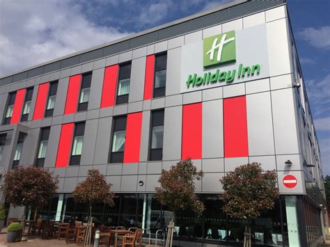 Holiday Inn Luton Airport - Staying & parking - a review