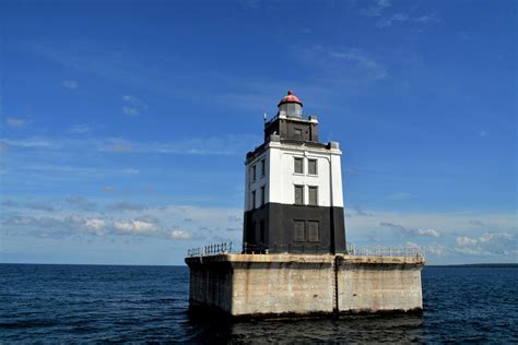 WC-LIGHTHOUSES: POE REEF LIGHTHOUSE - LAKE HURON, MICHIGAN