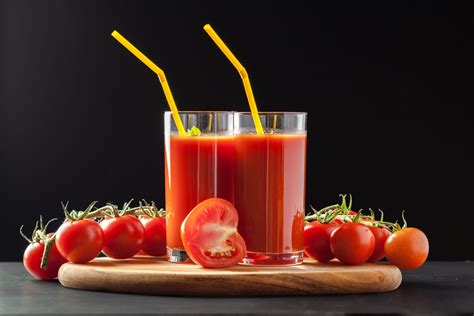 Tomato Juice: The Uses, Benefits, Side Effects, and Precautions