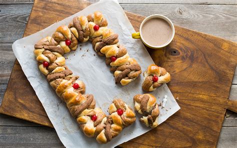 Rosca de Reyes Abuelita - Nibbles and Feasts