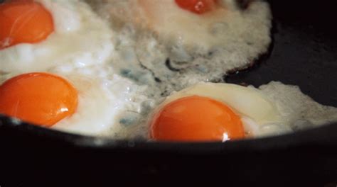 How to Cook Eggs In a Cast-Iron Skillet - Plan to Eat - Plan To Eat