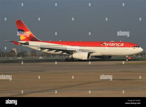 Avianca a330 landing hi-res stock photography and images - Alamy