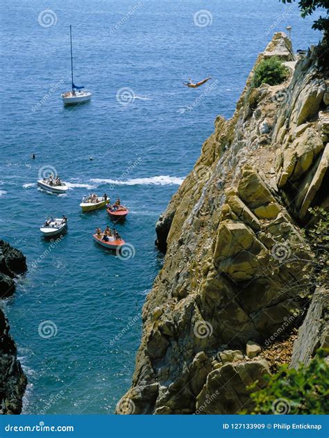 MEXICO ACAPULCO CLIFF DIVERS. Editorial Stock Image - Image of tourist, attraction: 127133909