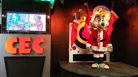 Chuck E Cheese Christmas Songs | Santa Chuck E Cheese sings Christmas Songs - YouTube