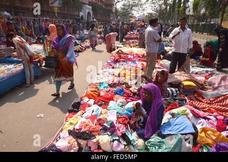 Dhaka, Bangladesh. 5th February, 2016. A Bangladeshi Women clothes ...