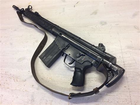 Real retractable stock on the LCT G3. Still some fitting left but almost done. More real parts ...