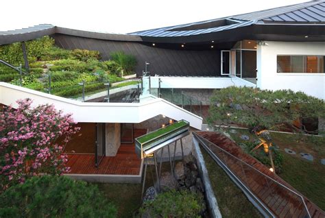 This Epic South Korean Mansion Blends Modern Lines with Traditional ...