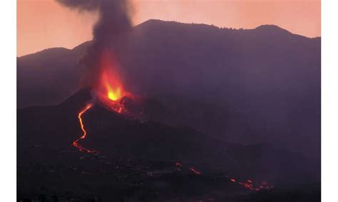 Volcanic ash cloud halts flights to and from Spanish island