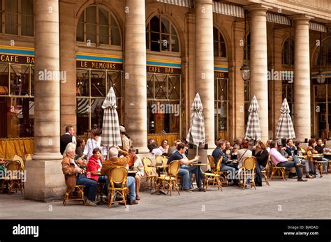 Outdoor Cafe in Paris France Stock Photo - Alamy