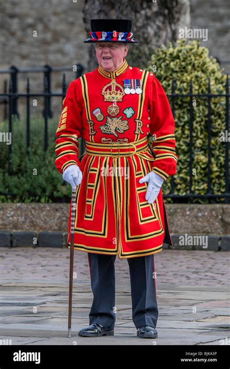 Yeoman warder uniform hi-res stock photography and images - Alamy