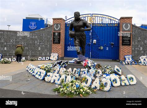 The Dixie Dean statue outside Goodison Park Stock Photo - Alamy