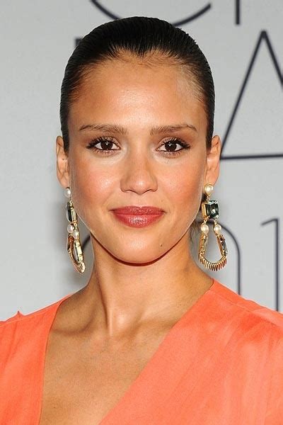 Jessica Alba Alba’s peachy blush adds the perfect glow to complement the elegant bone structure ...