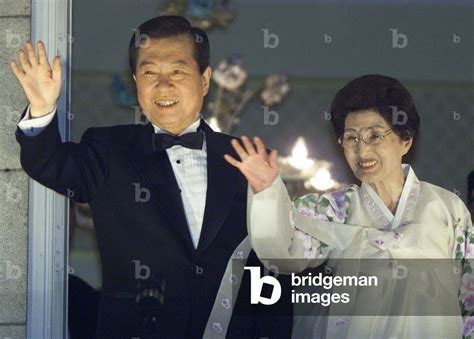 Image of SOUTH KOREAN PRESIDENT KIM DAE-JUNG AND HIS WFE WAVE TO