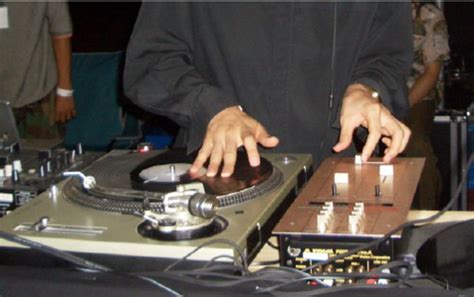 Dj Turntable Scratching | Brokeasshome.com